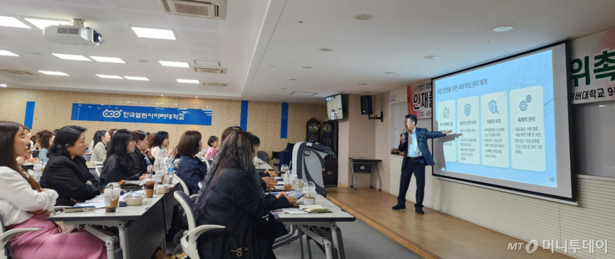 이날 특별 강연자로 나선  양성일 전 보건복지부 제1차관은 문신 산업의 제도권 편입 과정에서 공공성 확보와 체계적인 관리의 중요성을 강조하며, 관련 제도의 안정적 정착을 위한 사회적 협력 필요성을 제시했다./사진=정심교 기자