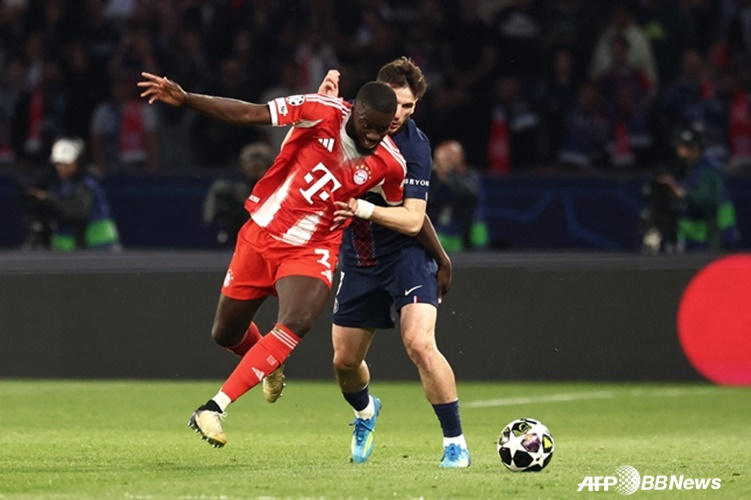 다요 우파메카노(왼쪽)와 흐비차 크바라츠헬리아. /AFPBBNews=뉴스1