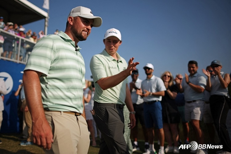 우승 후 기뻐하며 대화하는 피츠패트릭 형제. /AFPBBNews=뉴스1