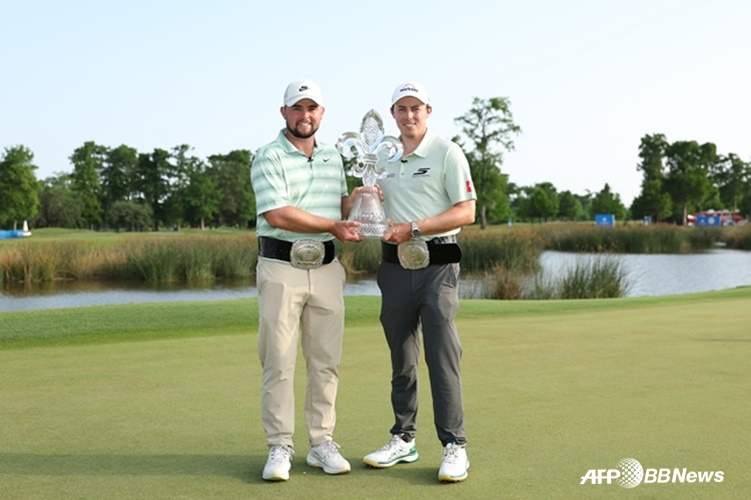 우승 트로피를 든 피츠패트릭 형제. /AFPBBNews=뉴스1
