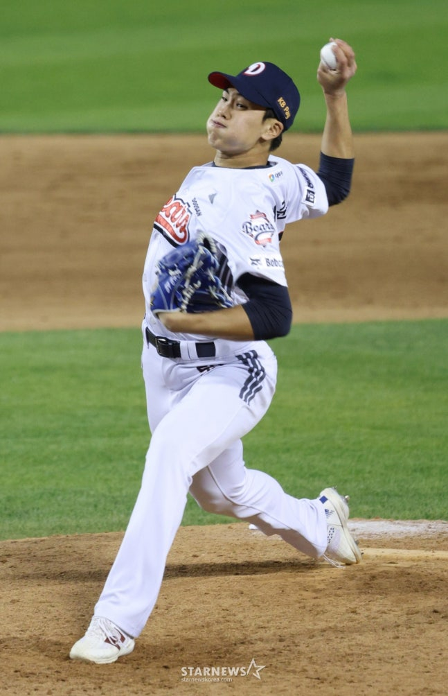 두산 최준호가 30일 삼성을 상대로 역투하고 있다. /사진=김진경 대기자