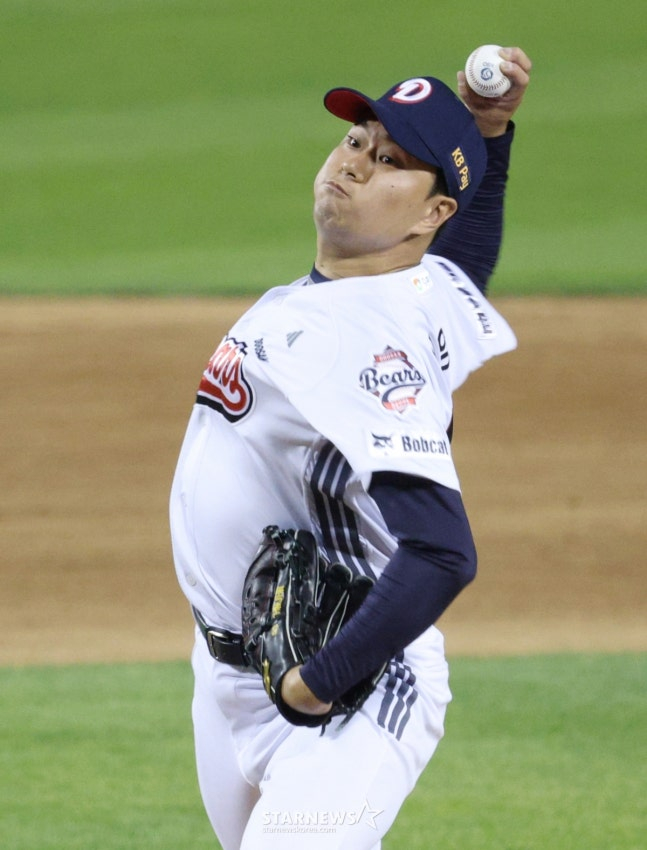 이영하가 30일 삼성을 상대로 역투하고 있다. /사진=김진경 대기자