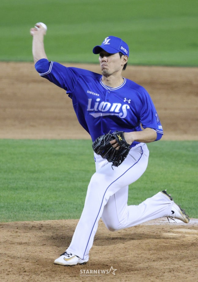 삼성 김재윤이 30일 두산을 상대로 공을 던지고 있다. /사진=김진경 대기자