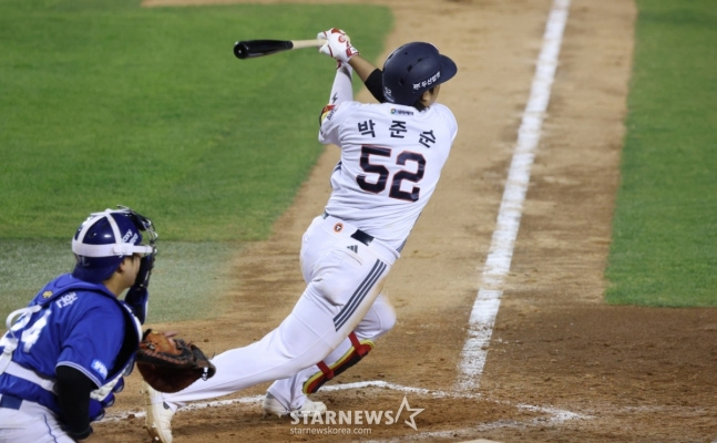 두산 박준순이 30일 삼성전 8회 결승 3타점 2루타를 때리고 있다. /사진=김진경 대기자