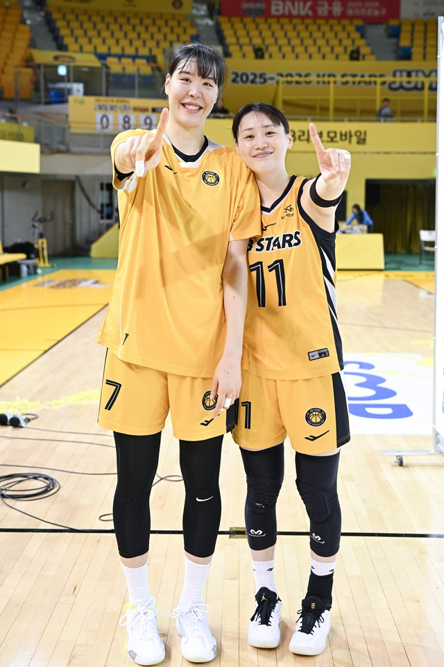 박지수(왼쪽)와 강이슬. /사진=WKBL 제공