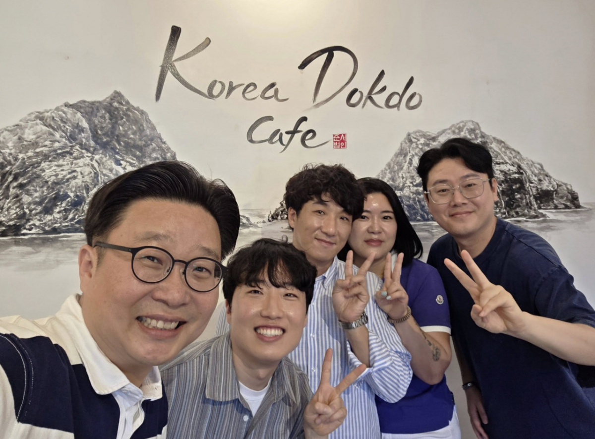 필리핀 보홀에서 독도 카페를 4년 동안 운영하고 있는 부부의 모습/사진=서경덕 교수 제공