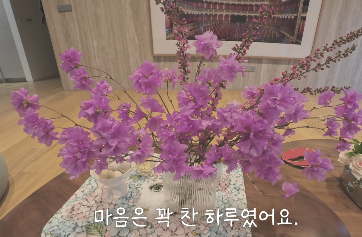 배우 오연수가 진달래 꽃을 꺾었다는 지적에 즉각 해명에 나섰다./사진=오연수 유튜브 채널 갈무리