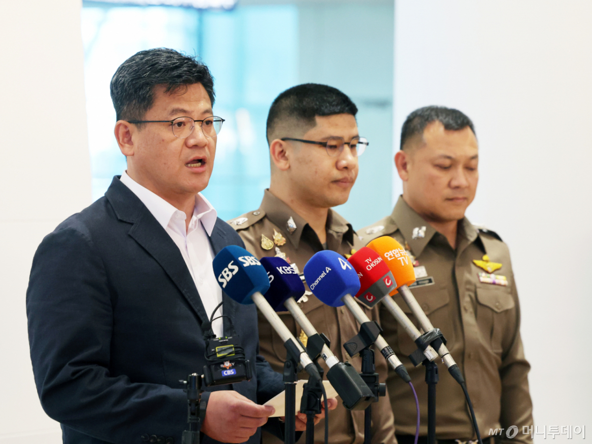 오창한 경찰청 마약범죄수사과장이 1일 오전 인천국제공항에서 해와 마약공급책 송환 관련 브리핑을 하고 있다.  경찰청은 태국과의 공조 작전으로 '마약왕' 박왕열에게 마약을 공급한 이른바 '청담 사장' 최 모 씨를 애국 현지에서 검거해 국내로 송환했다. /사진=뉴스1