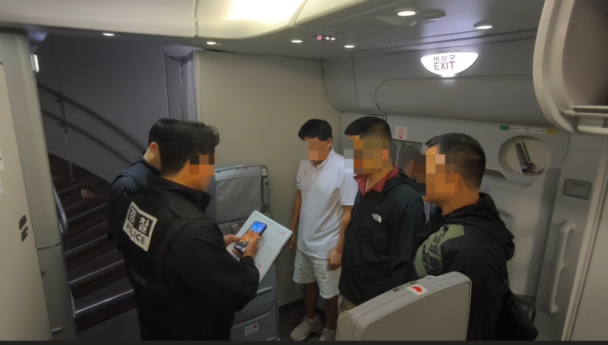 태국에서 호화생활을 누리던 '텔레그램 마약왕' 박왕열의 마약 공급책 최모씨(51)가 1일 오전 인천국제공항을 통해 송환됐다. /사진제공=경찰청