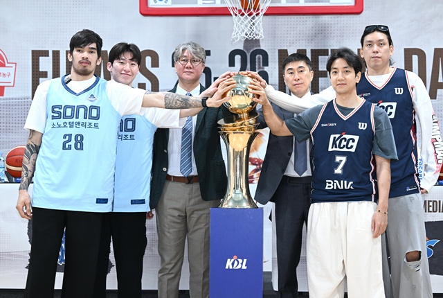 고양 소노, 부산 KCC 감독, 선수들이 챔피언 트로피와 함께 포즈를 취하고 있다. /사진=KBL 제공