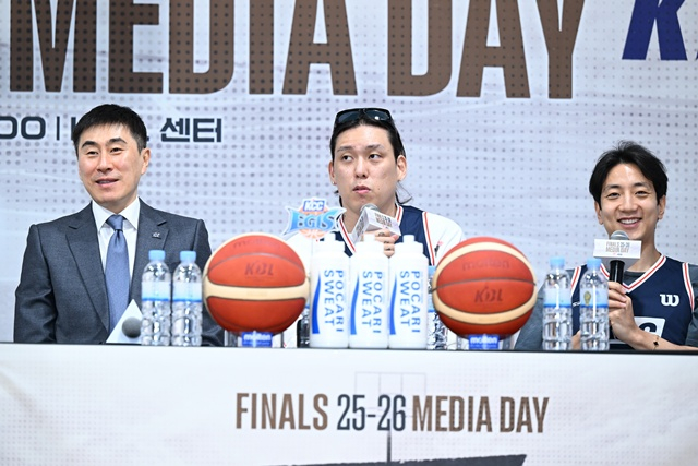 왼쪽부터 이상민 감독과 최준용, 허훈. /사진=KBL 제공