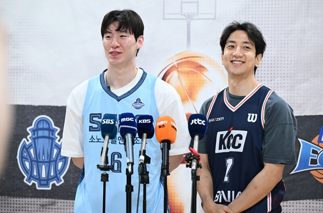 고양 소노 이정현(왼쪽)과 부산 KCC 허훈이 포즈를 취하고 있다. /사진=KBL 제공