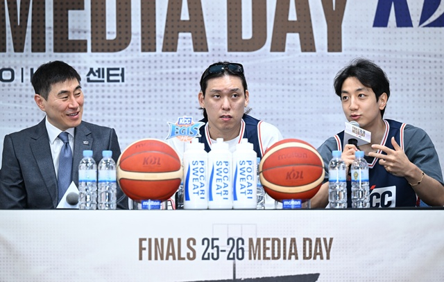 KBL 챔피언결정전 미디어데이에 참석한 부산 KCC 이상민 감독(왼쪽부터), 최준용, 허훈.  /사진=KBL 제공