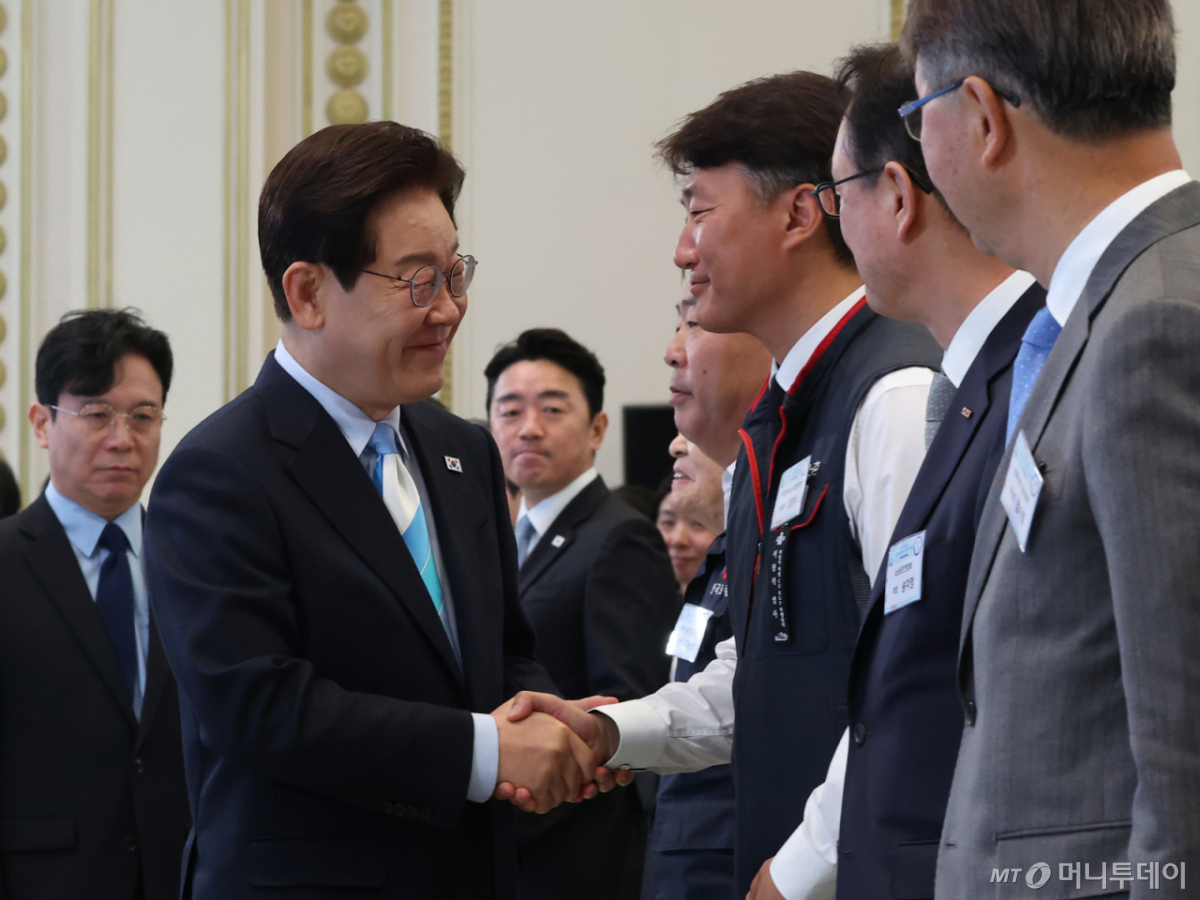 [서울=뉴시스] 고범준 기자 = 이재명 대통령이 1일 청와대에서 열린 2026 노동절 기념식에서 양경수 전국민주노동조합총연맹(민주노총) 위원장과 악수하고 있다. (청와대통신사진기자단) 2026.05.01. bjko@newsis.com /사진=