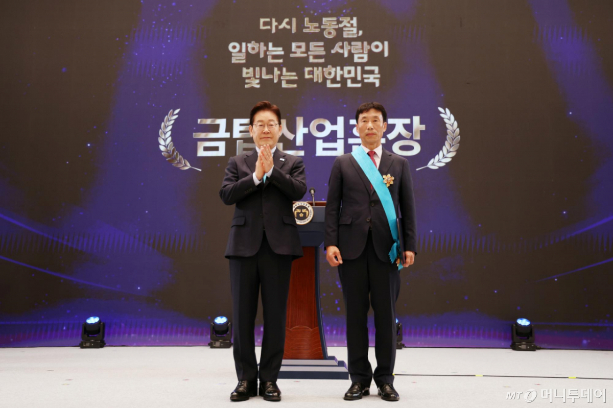 [서울=뉴시스] 고범준 기자 = 이재명 대통령이 1일 청와대에서 열린 2026 노동절 기념식에서 이유범 지승 ENG 품질관리부장에게 금탑산업훈장을 수여한 뒤 기념촬영을 하고 있다. (청와대통신사진기자단) 2026.05.01. bjko@newsis.com /사진=