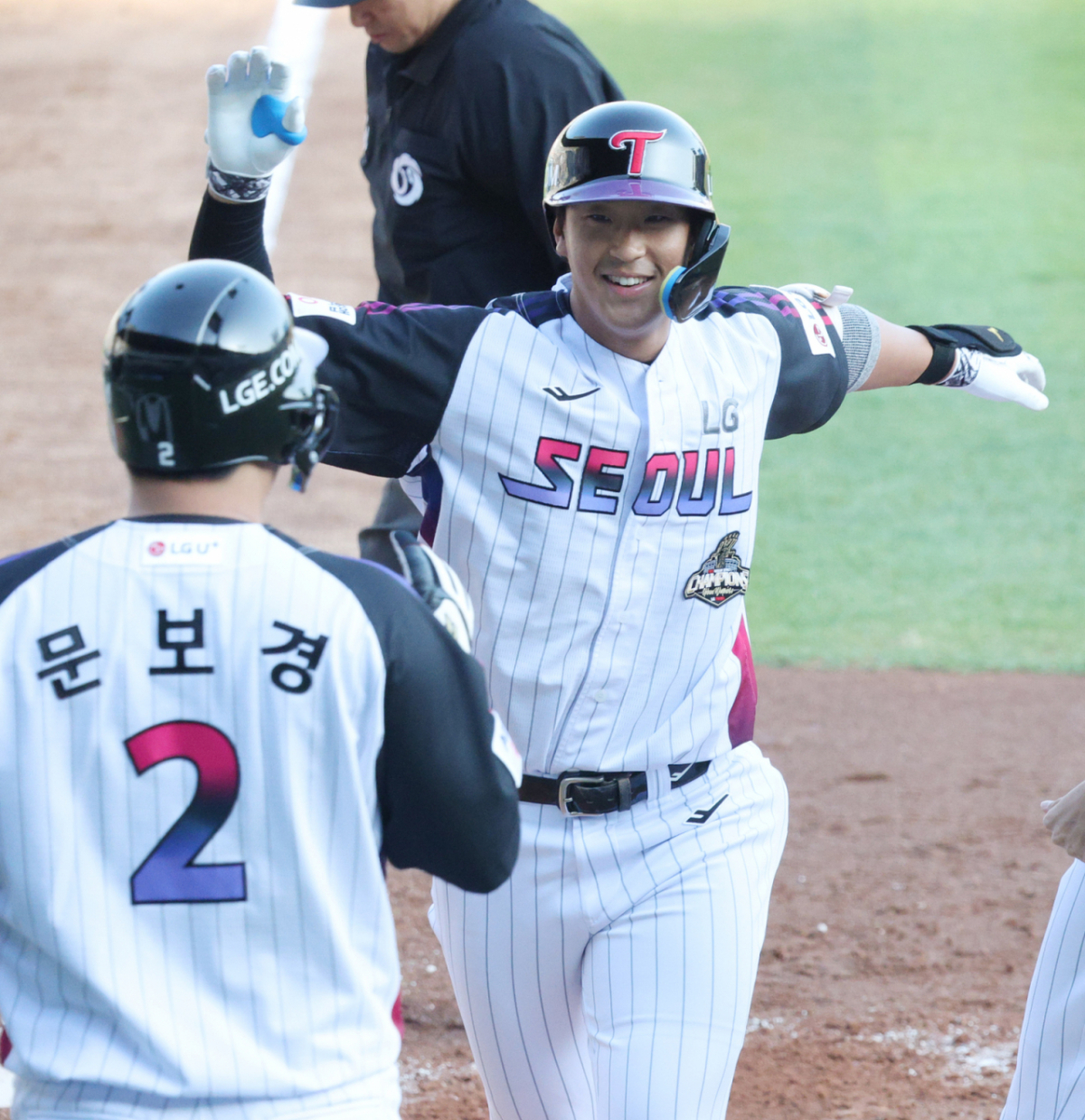 2026 신한 SOL KBO리그 LG 트윈스 대 NC 다이노스 경기가 1일 서울 잠실야구장에서 열렸다.  LG 송찬의가 3회말 2사 1루에서 NC 선발 토다를 상대로 좌월 2점 홈런을 날리고 홈인하고 있다. /사진=김진경 대기자