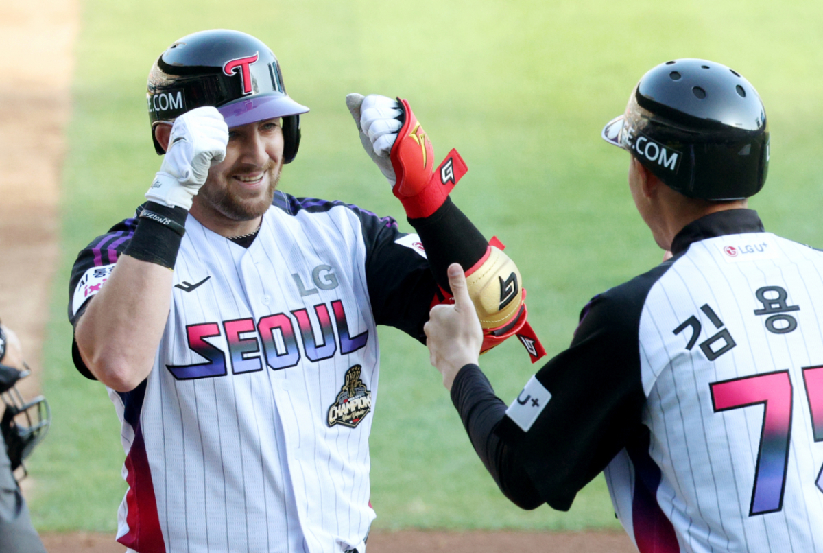 2026 신한 SOL KBO리그 LG 트윈스 대 NC 다이노스 경기가 1일 서울 잠실야구장에서 열렸다.  LG 오스틴이 3회말 2사 3루에서 NC 선발 토다를 상대로 선제 좌월 2점 홈런을 날리고 홈인하고 있다. /사진=김진경 대기자