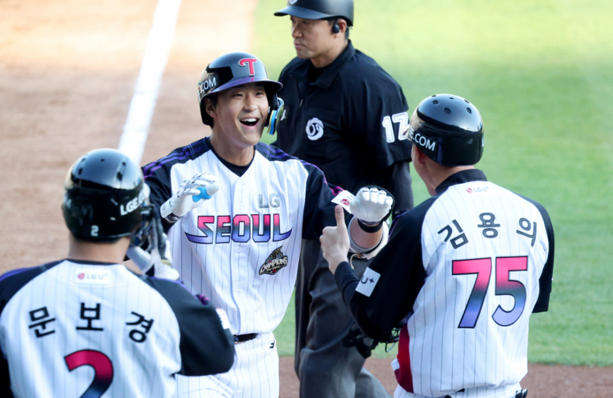 2026 신한 SOL KBO리그 LG 트윈스 대 NC 다이노스 경기가 1일 서울 잠실야구장에서 열렸다.  LG 송찬의가 3회말 2사 1루에서 NC 선발 토다를 상대로 좌월 2점 홈런을 날리고 홈인하고 있다. /사진=김진경 대기자