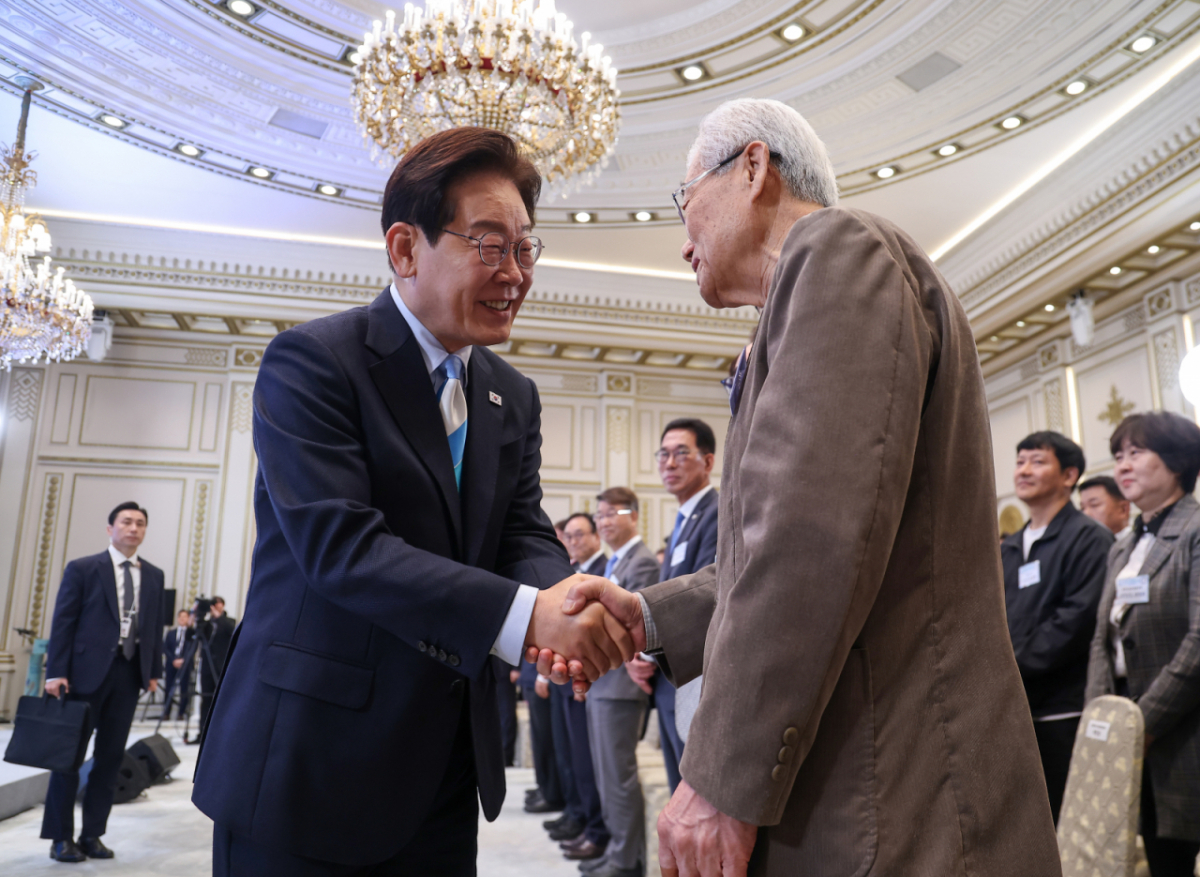 (서울=뉴스1) 허경 기자 = 이재명 대통령이 1일 청와대 영빈관에서 열린 2026 노동절 기념식에서 천영세 민주노총 지도위원과 악수하고 있다. 2026.5.1/뉴스1  Copyright © 뉴스1. All rights reserved. 무단 전재 및 재배포,  AI학습 이용 금지. /사진=(서울=뉴스1) 허경 기자