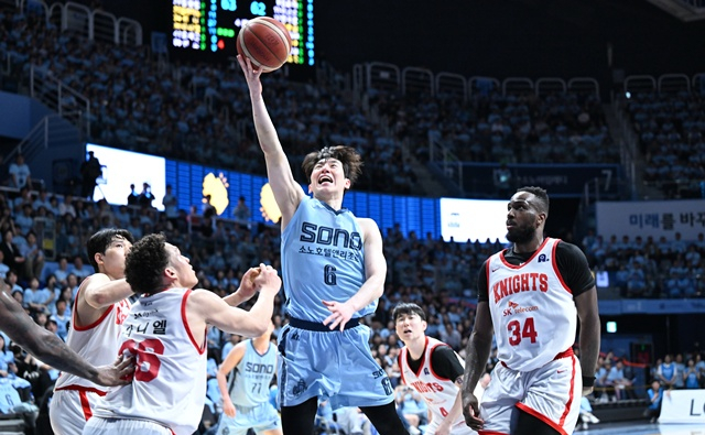 경기에 집중하는 고양 소노 이정현(가운데). /사진=KBL 제공