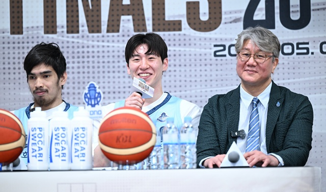 고양 소노 이정현(가운데)이 KBL 챔피언결정전 미디어데이에서 취재진 질문에 답하고 있다. /사진=KBL 제공
