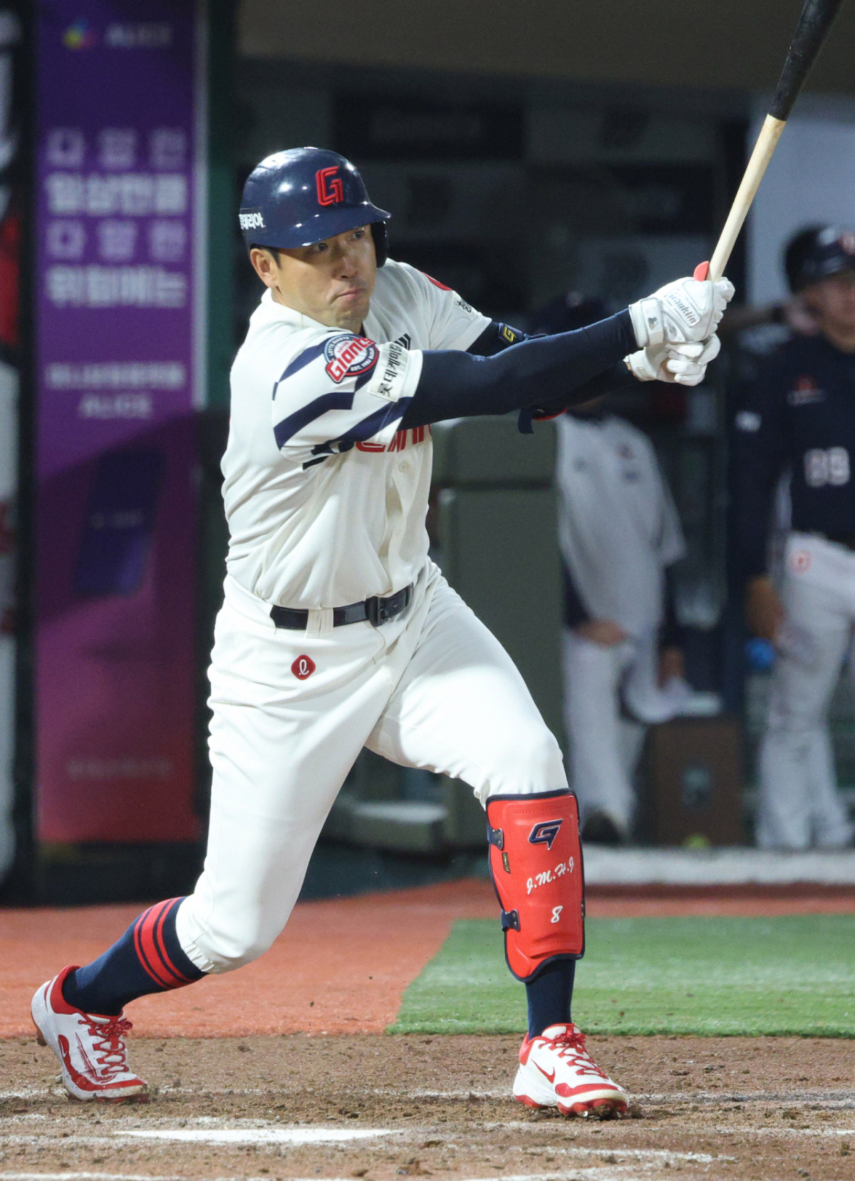 2026 신한 SOL KBO리그 롯데 자이언츠 대 두산 베어스 경기가 23일 부산 사직야구장에서 열렸다.  롯데 전준우가 힘차게 타격하고 있다. /사진=김진경 대기자