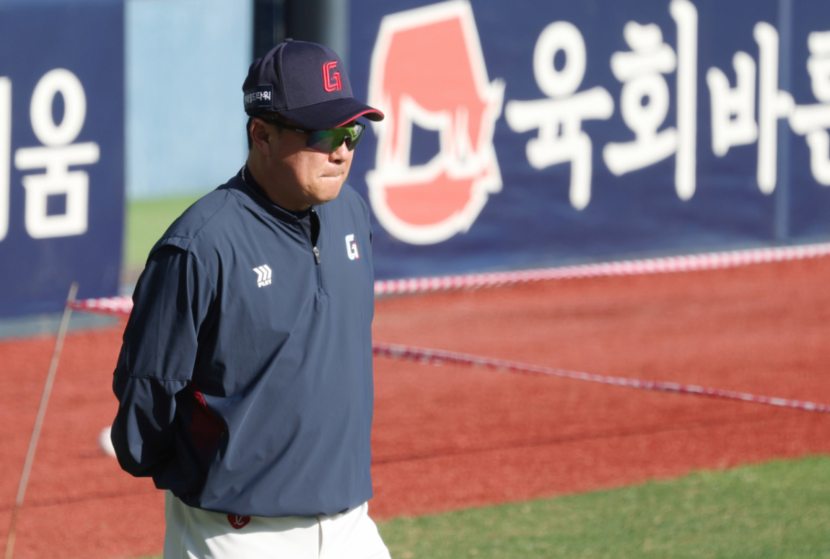 2026 신한 SOL KBO리그 LG 트윈스 대 롯데 자이언츠 경기가 16일 서울 잠실야구장에서 열렸다.  롯데 김태형 감독이 상념에 잠긴 채 선수들의 훈련을 지켜보고 있다. /사진=김진경 대기자