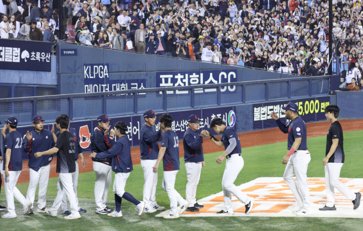 2026 신한 SOL KBO리그 LG 트윈스 대 롯데 자이언츠 경기가 15일 서울 잠실야구장에서 열렸다.  롯데 선수들이 LG에 2-0 승리를 한 후 김태형 감독의 환영을 받고 있다. /사진=김진경 대기자