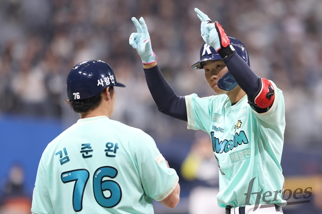 2타점 적시타를 친 권혁빈(오른쪽). /사진=키움 히어로즈