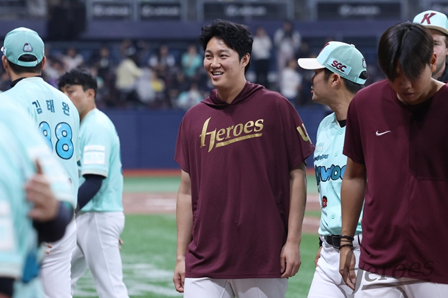승리 직후 조용히 더그아웃으로 향하는 안우진(가운데). /사진=키움 히어로즈