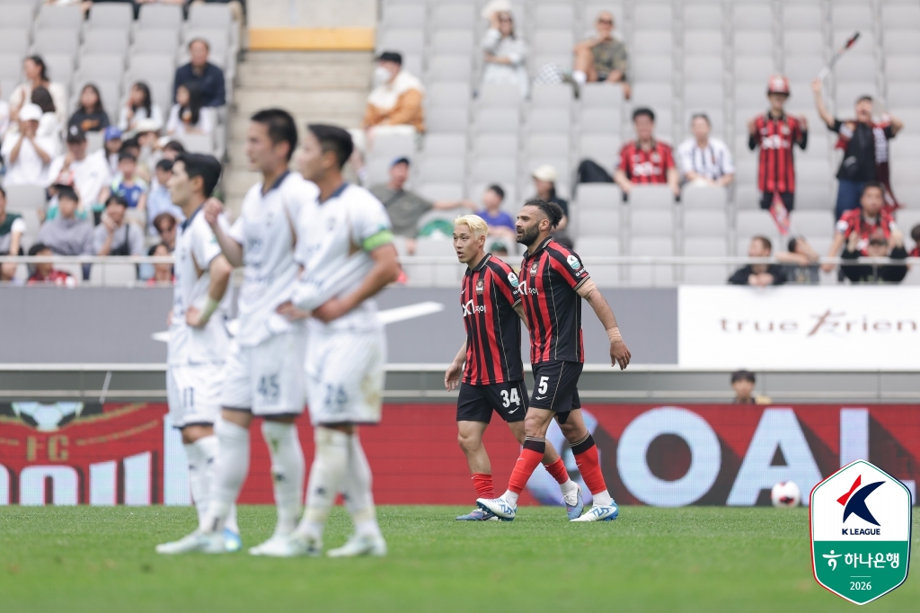 (가운데 왼쪽부터) 송민규와 야잔. /사진=한국프로축구연맹 제공
