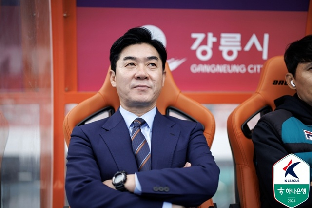 강원FC 사령탑 시절의 윤정환 인천 감독. /사진=한국프로축구연맹 제공