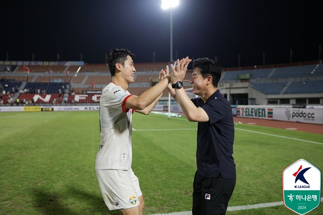 이기혁(왼쪽)과 윤정환 감독. /사진=한국프로축구연맹 제공