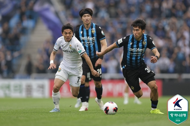 수비에 집중하는 강원FC 김대원(왼쪽). /사진=한국프로축구연맹 제공