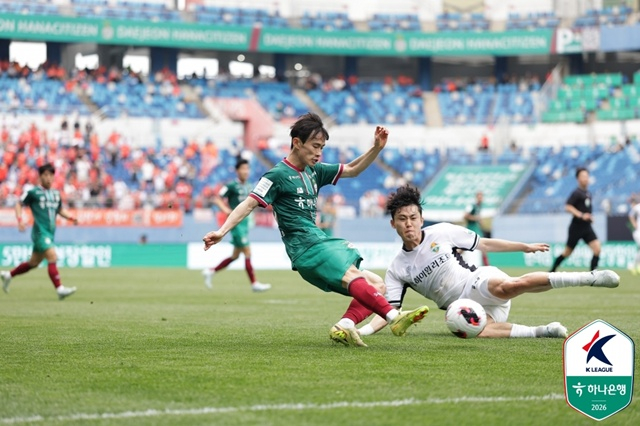 강원FC 수비수 이기혁(오른쪽). /사진=한국프로축구연맹 제공