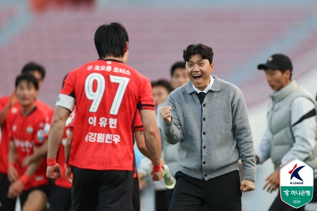 정경호 강원FC 감독(오른쪽). /사진=한국프로축구연맹 제공