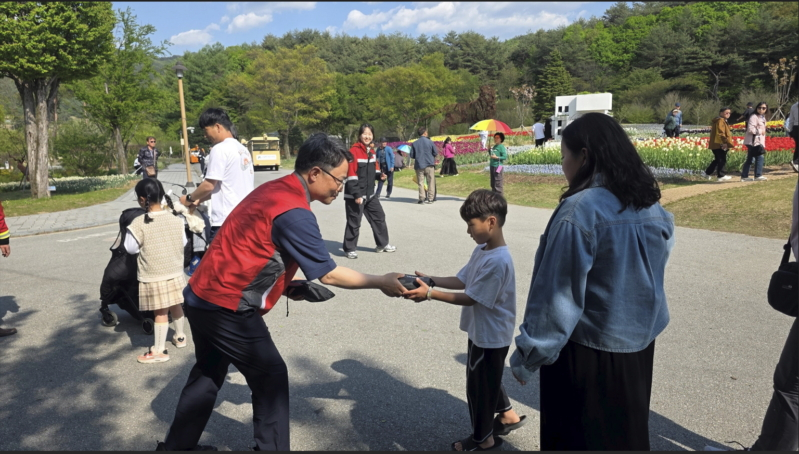 박은식 산림청장(가운데)이 지난 1일 경북 봉화군 국립백두대간수목원에서 방문객들을 대상으로 산불 예방 캠페인을 펼치고 있다./사진제공=산림청