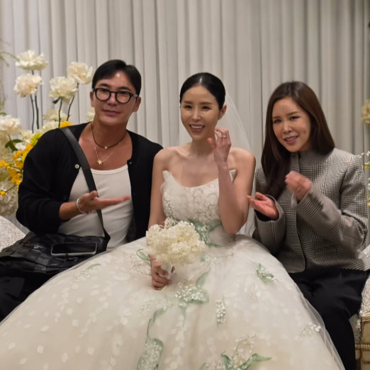 그룹 '코요태' 신지와 가수 문원의 결혼식 현장 모습이 온라인에 공개됐다. /사진=김우리 SNS 캡처 