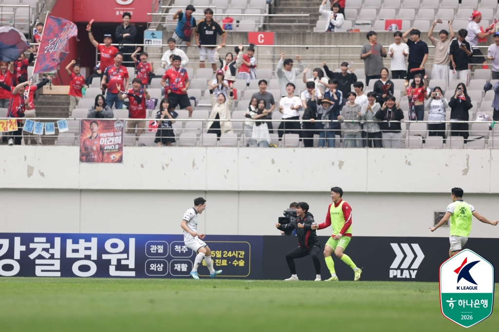 결승골을 넣고 기뻐하는 김인균(가운데). /사진=한국프로축구연맹 제공