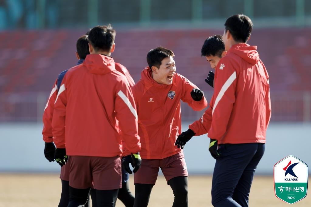 김인균(가운데)이 팀 훈련 중 동료들과 환하게 웃고 있다. /사진=한국프로축구연맹 제공