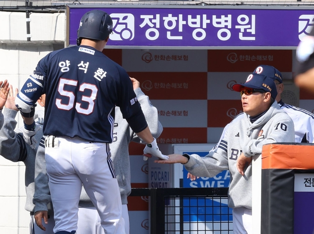 양석환(왼쪽)과 김원형 감독. /사진=두산 베어스