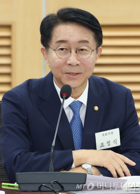 [서울=뉴시스] 조성봉 기자 = 조정식 더불어민주당 의원이 4일 오후 서울 여의도 국회에서 열린 '매니페스토 출범 20주년 기념 지방자치와 디지털 기본권, 87년 헌법에 담다' 토론회에서 발언을 하고 있다. 2026.02.04. suncho21@newsis.com /사진=조성봉
