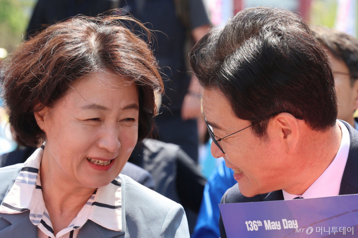 [서울=뉴시스] 권창회 기자 = 노동절인 1일 서울 영등포구 여의대로에서 열린 한국노총 전국노동자대회에서 추미애(왼쪽) 더불어민주당 경기지사 후보와 정원오 서울시장 후보가 대화하고 있다. 2026.05.01. kch0523@newsis.com /사진=권창회