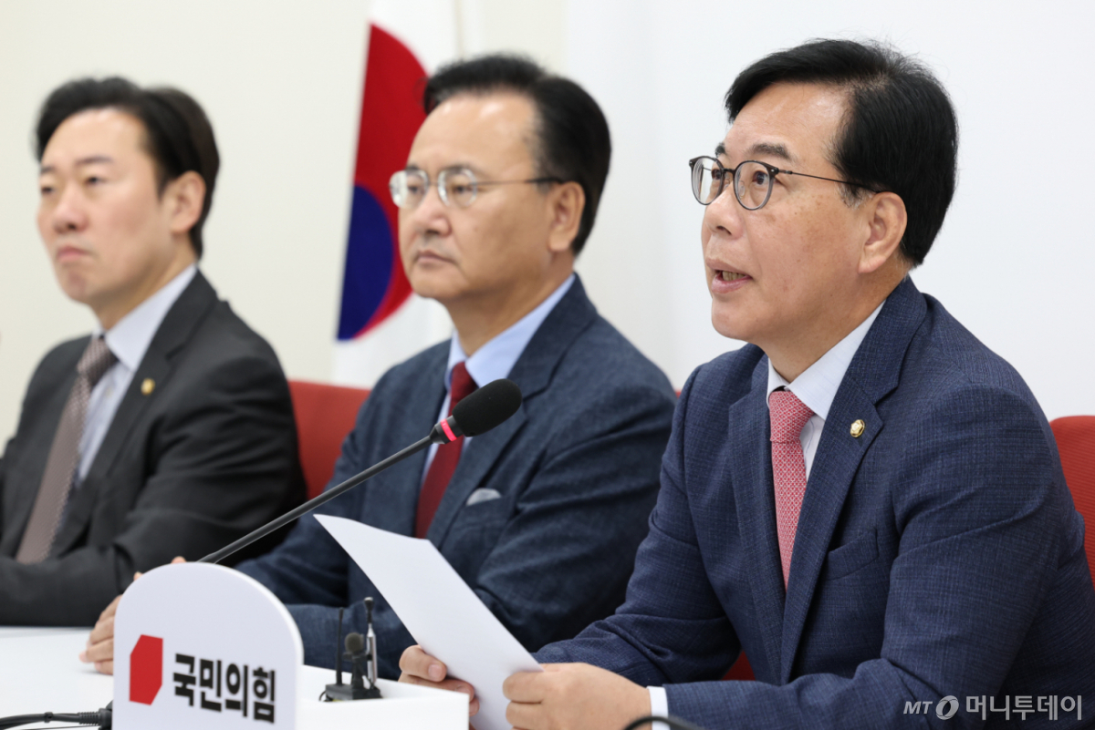 (서울=뉴스1) 유승관 기자 = 송언석 국민의힘 원내대표가 3일 서울 여의도 국회에서 조작기소 특검법 관련 기자간담회를 하고 있다. 2026.5.3/뉴스1  Copyright © 뉴스1. All rights reserved. 무단 전재 및 재배포,  AI학습 이용 금지. /사진=(서울=뉴스1) 유승관 기자