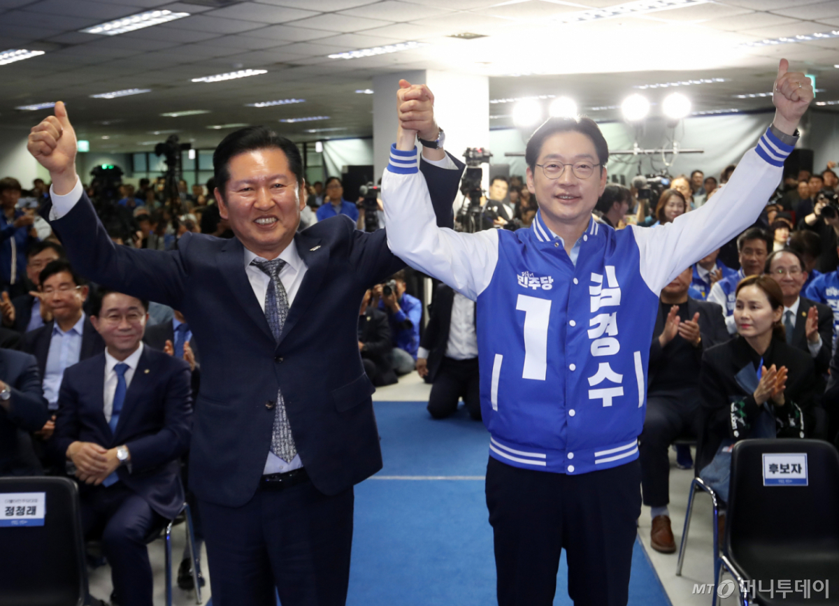 (창원=뉴스1) 윤일지 기자 = 정청래 더불어민주당 대표와 김경수 경남지사 후보가 3일 오후 경남 창원 성산구 김 후보의 선거사무소 개소식에서 손을 맞잡아 들어 올리고 있다. 2026.5.3/뉴스1  Copyright © 뉴스1. All rights reserved. 무단 전재 및 재배포,  AI학습 이용 금지. /사진=(창원=뉴스1) 윤일지 기자