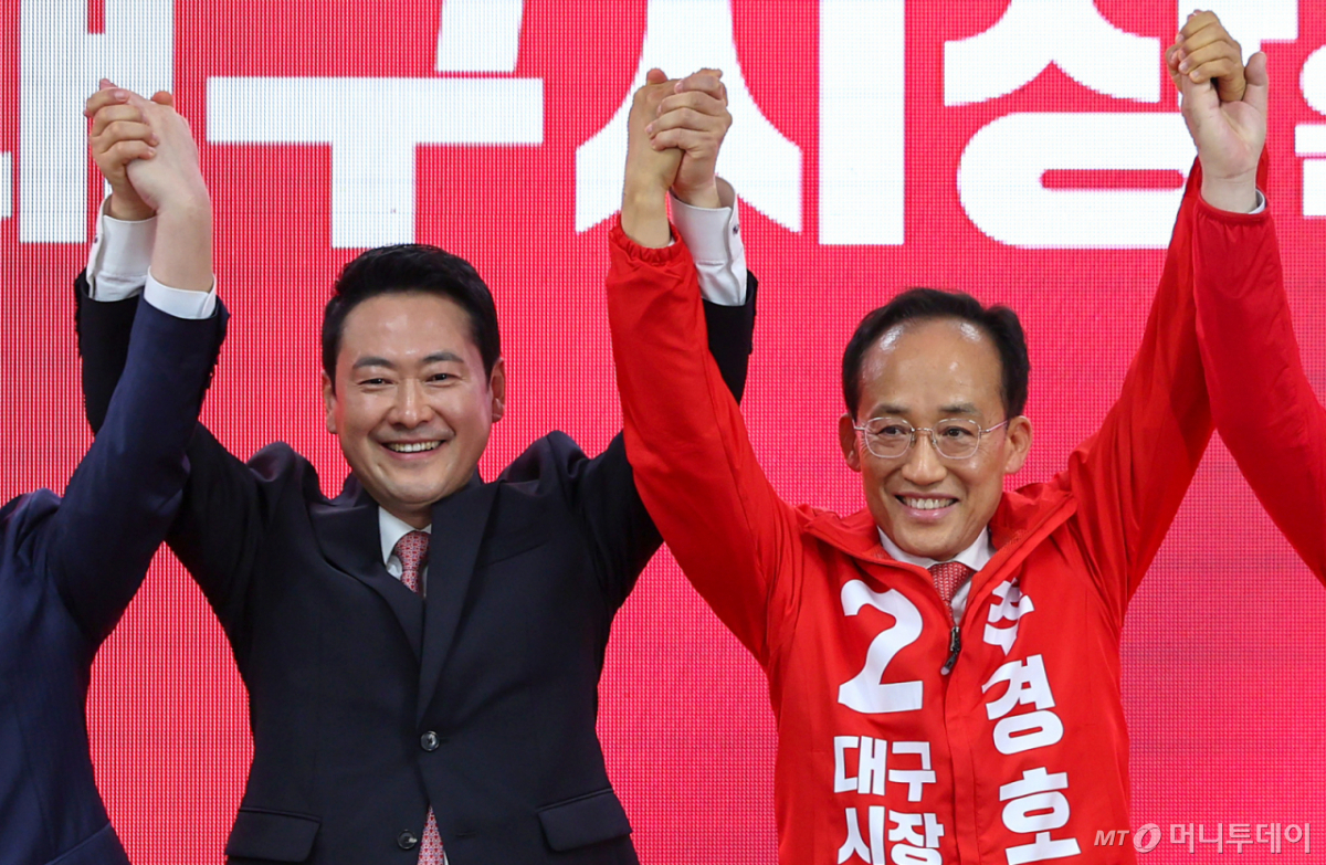 [대구=뉴시스] 이무열 기자 = 장동혁 국민의힘 대표와 추경호 대구시장 예비후보가 3일 대구 수성구 선거사무소 개소식에서 기념촬영을 하고 있다. 2026.05.03. lmy@newsis.com /사진=이무열