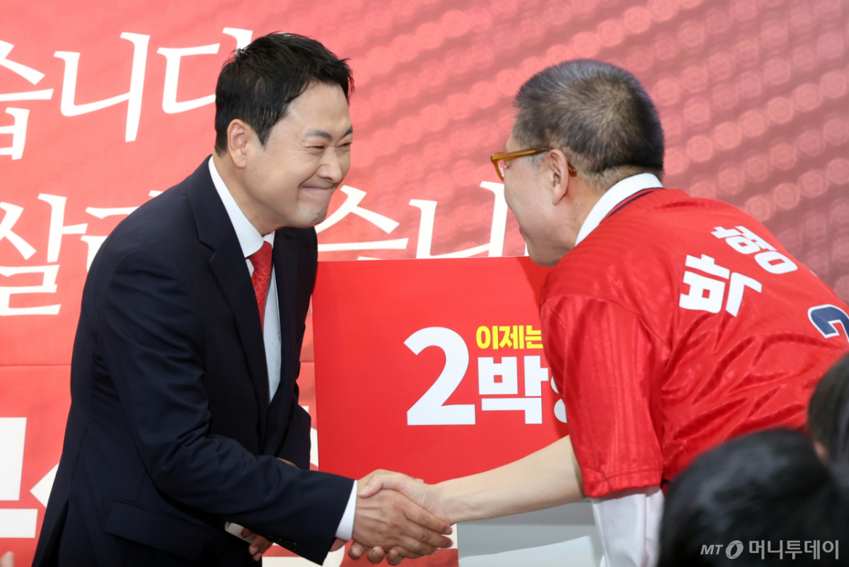 [부산=뉴시스] 하경민 기자 = 장동혁 국민의힘 대표가 2일 부산 부산진구의 한 건물에서 열린 박형준 부산시장 후보 선거사무실 개소식에 참석, 축사를 한 뒤 박 후보와 악수하고 있다. 2026.05.02. yulnetphoto@newsis.com /사진=하경민