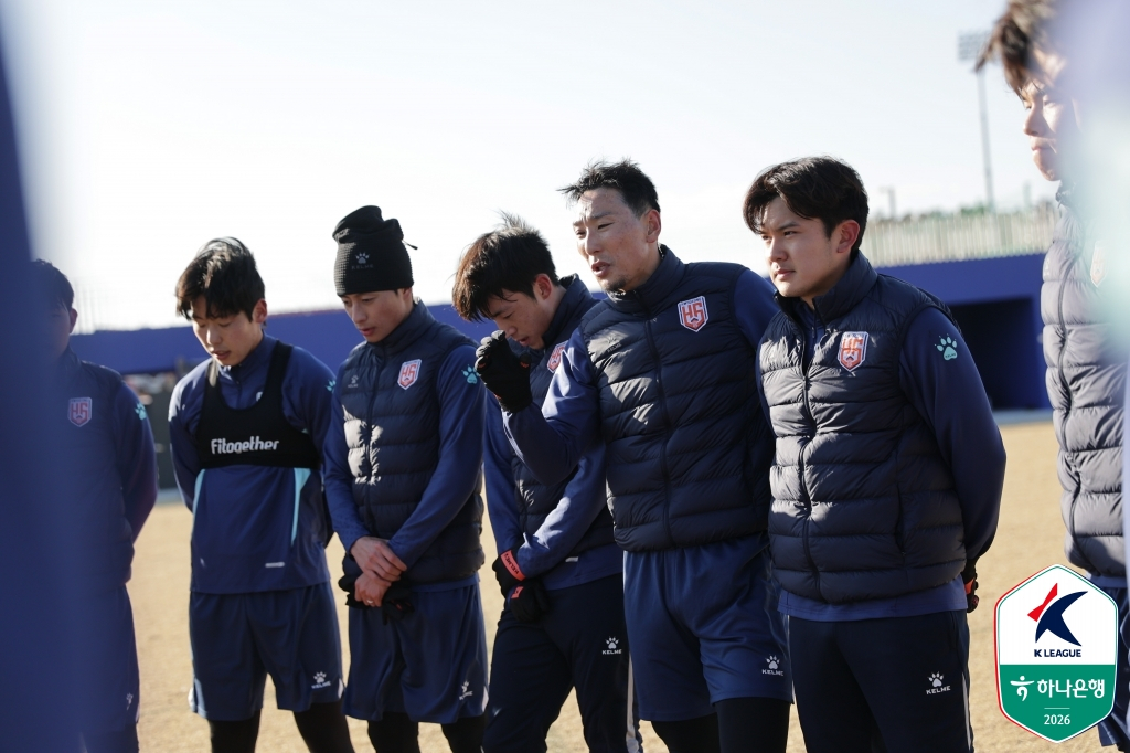 화성FC 김병오가 훈련을 앞두고 후배들에게 이야기를 하고 있다. /사진=한국프로축구연맹 제공