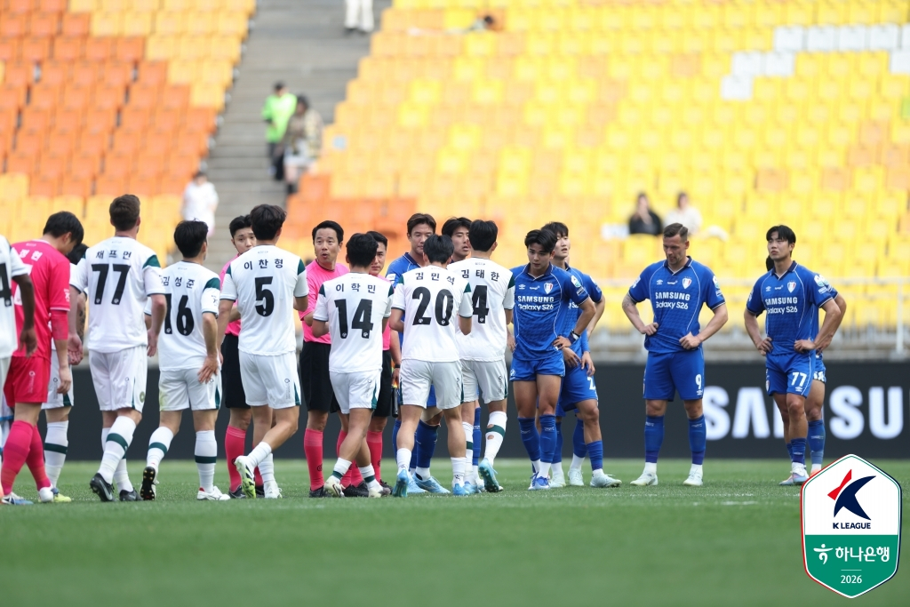 김포FC 선수들(흰 유니폼). /사진=한국프로축구연맹 제공