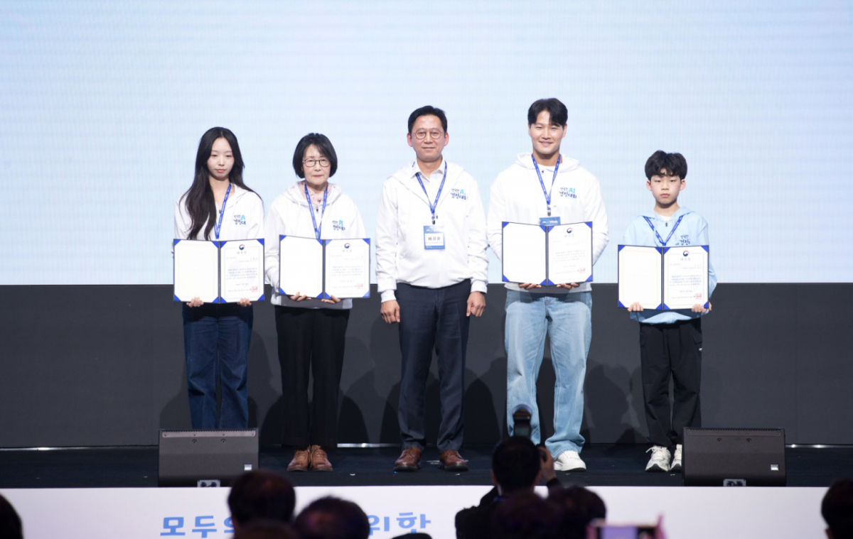 배경훈 부총리 겸 과학기술정보통신부 장관이 3월 오후 서울 서초구 엘타워에서 열린 전국민 AI 경진대회 개막식에서 김종국 국민홍보대사 및 서포터즈들과 기념촬영을 하고 있다. /사진=과학기술정보통신부 제공